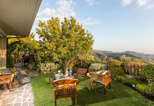 Il salotto all’aperto nel giardino curatissimo – Il Ciliegio Sul Lago 