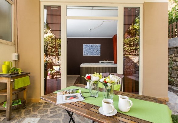 Veranda con Jacuzzi riscaldata e tv – Il Ciliegio Sul Lago 
