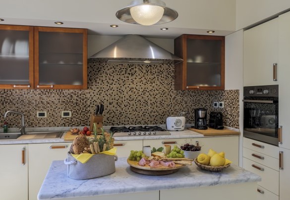 La cucina in stile moderno con isola centrale– Il Ciliegio Sul Lago