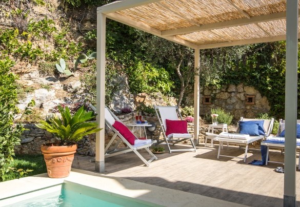 La pergola a bordo piscina arredata con sdraio e lettini – Il Ciliegio Sul Lago 