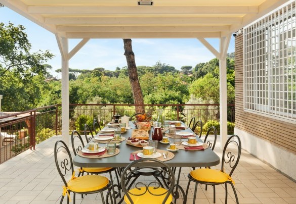La terrazza, accessibile direttamente dall’area pranzo, è il luogo ideale per per colazioni e cene all’aperto – Antico Ceraso