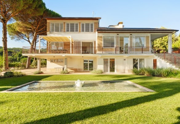 Vista della casa sul retro con vasca con fontana ricavata da un bellissimo pistasale antico in marmo – Antico Ceraso