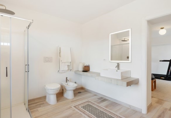 Bagno con doccia al piano inferiore con accesso diretto all’esterno - Antico Ceraso