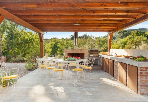 Gazebo attrezzato di comoda area cucina esterna con lavandino, camino (non utlizzabile) e barbecue ad infrarossi – Antico Ceraso
