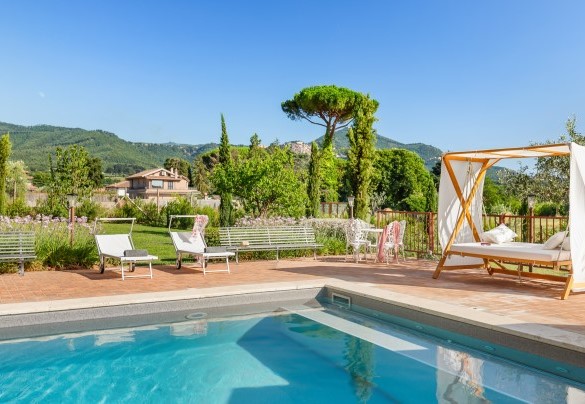 La piscina gode della vista e della tranquillità della campagna circostante – Antico Ceraso