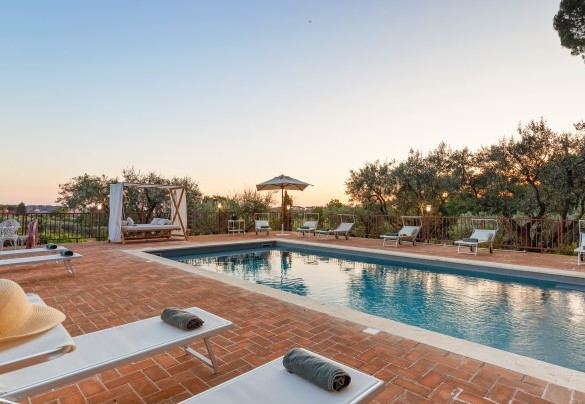 Suggestiva veduta della piscina nelle luci del tramonto - Antico Ceraso