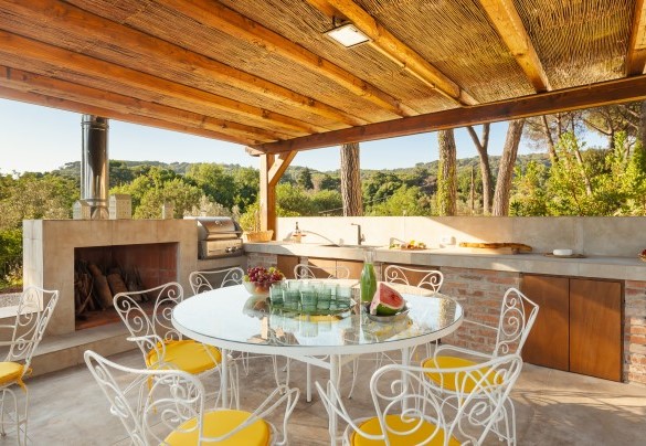 Gazebo attrezzato di comoda area cucina esterna con lavandino, camino (non utlizzabile) e barbecue ad infrarossi – Antico Ceraso