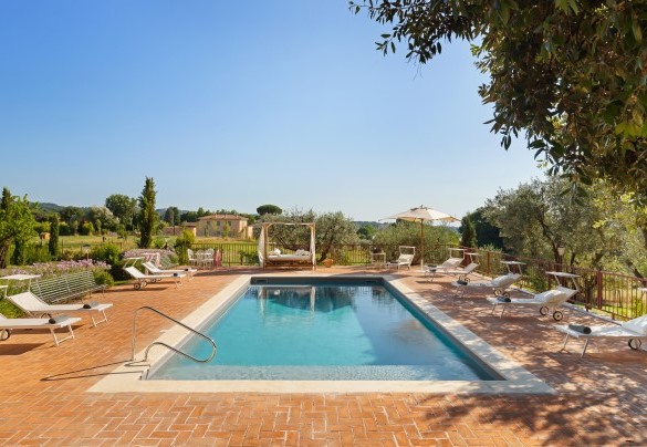Piscina 5 x 10 m con area solarium attrezzata con lettini, dondolo, panchine ed ombrellone - Antico Ceraso