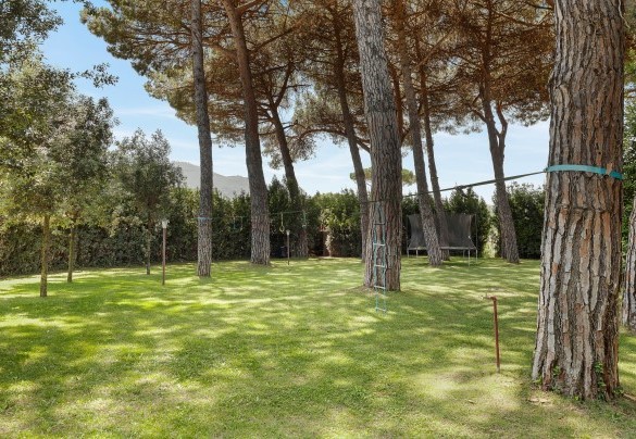Il parco ombreggiato dai grandi arbusti ed attrezzato con giochi per la gioia dei piú piccoli – Antico Ceraso