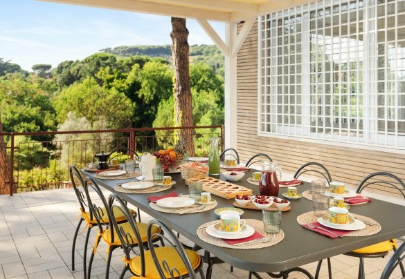 La terrazza, accessibile direttamente dall’area pranzo, è il luogo ideale per per colazioni e cene all’aperto – Antico Ceraso