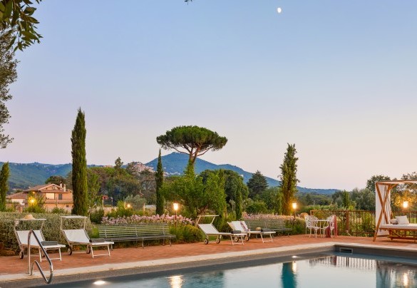 Veduta dalla piscina del caratteristico paese di Rocca di Papa e di Monte Cavo – Antico Ceraso