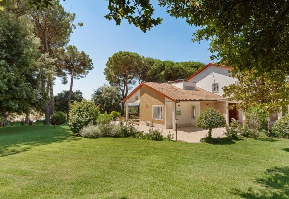 Vista del parco e dell’entrata principale della casa – Antico Ceraso