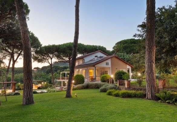 Veduta della casa dal verdeggiante parco - Antico Ceraso