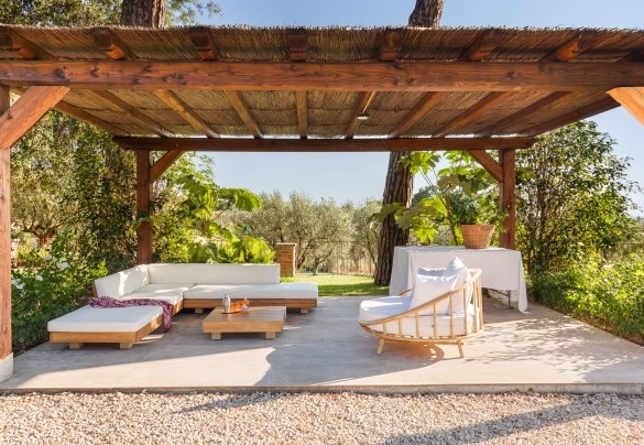 Il gazebo in legno arredato con comodi divanetti è un invito al relax – Antico Ceraso