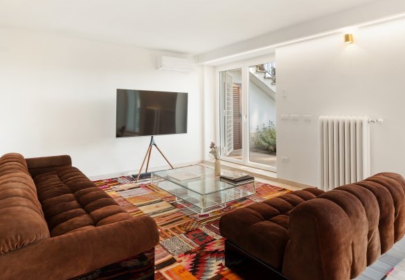 Sala TV al piano inferiore con accesso diretto all’esterno - Antico Ceraso