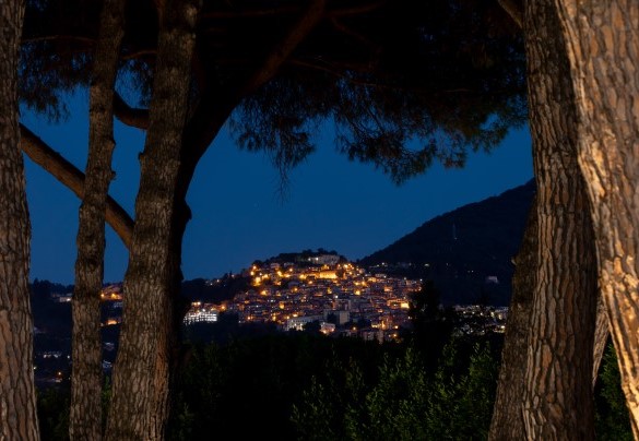 Suggestiva veduta notturna del paese di Rocca di Papa - Antico Ceraso