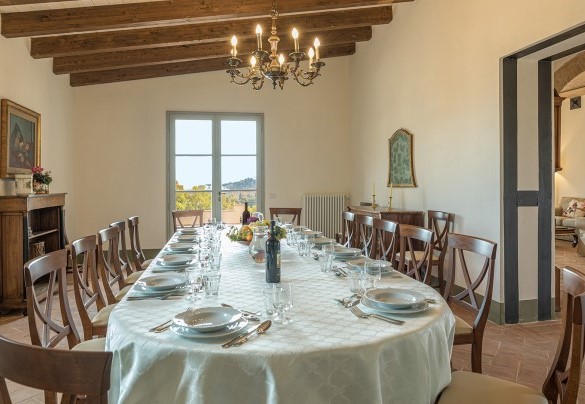 La sala da pranzo con porta di accesso all’esterno – Il Colle di Donna Ilaria 