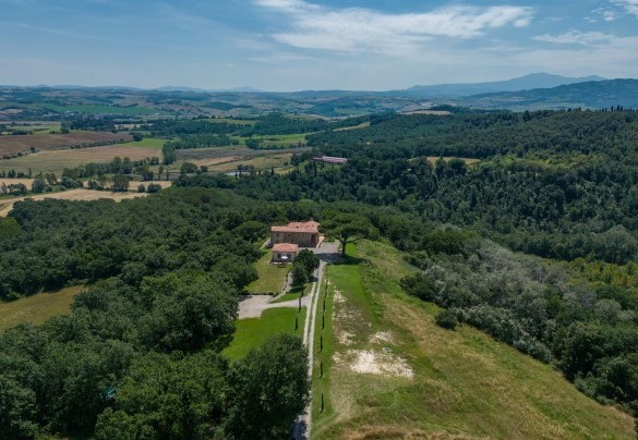 Il complesso si sviluppa su una superficie di circa 500 mq e comprende il corpo centrale e un annesso collocato a circa 20 m  – Il Colle di Donna Ilaria 