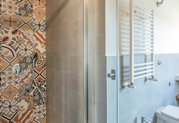 Bagno en-suite con doccia al primo piano – Il Colle di Donna Ilaria 