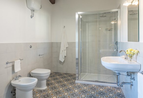 Bagno con doccia al primo piano che completa l’antibagno al primo piano – Il Colle di Donna Ilaria  