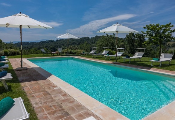La piscina dista circa 25 m dal casale ed è  raggiungibile attraversando il prato in lieve discesa oppure scendendo una breve rampa di scale – Il Colle di Donna Ilaria 