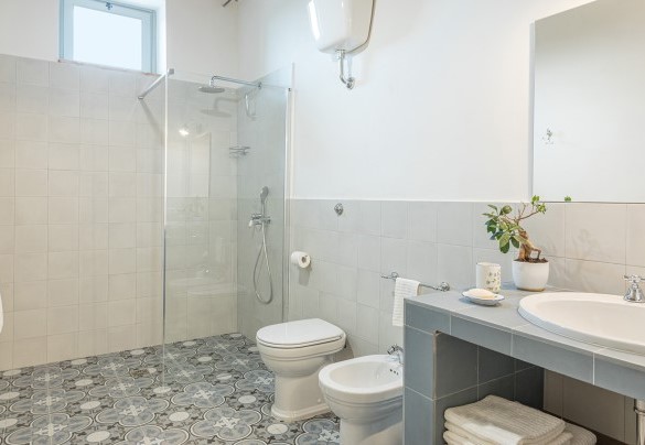 Bagno con doccia al piano terra – Il Colle di Donna Ilaria 