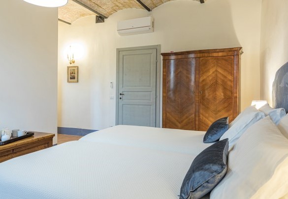 Camera doppia al piano terra con bagno en suite con doccia – Il Colle di Donna Ilaria 