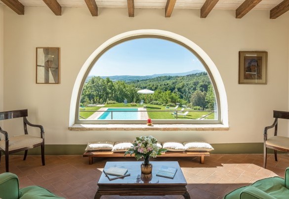 Una suggestiva vetrata panoramica sulla larga terrazza attrezzata – Il Colle di Donna Ilaria 