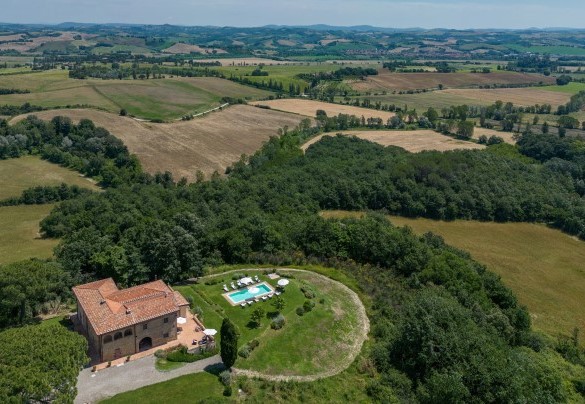 Il Colle di Donna Ilaria si adagia su un poggetto a dominio degli splendidi paesaggi delle valli dell’Orcia e le suggestive Crete Senesi – Il Colle di Donna Ilaria 