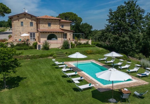 Di forma rettangolare con bordo in pietra di travertino, è larga 4 x 10 m e profonda 1.30m – Il Colle di Donna Ilaria 