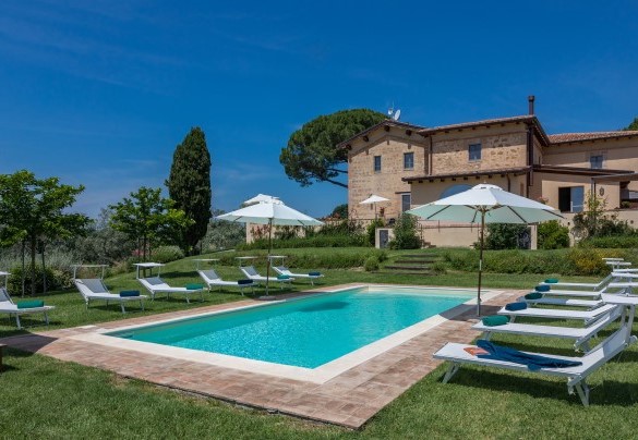  L’accogliente solarium è attrezzato con doccia con acqua fredda, eleganti lettini e un salottino ombreggiati da larghi ombrelloni – Il Colle di Donna Ilaria 