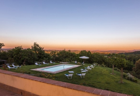 La piscina al tramonto – Il Colle di Donna Ilaria  