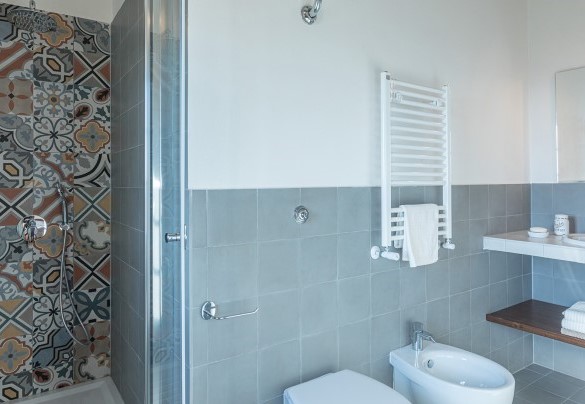 Bagno con doccia al primo piano – Il Colle di Donna Ilaria 