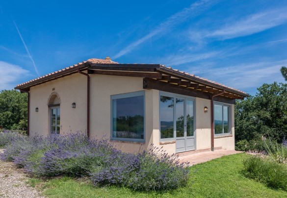 L’annesso è composto dal living verandato con soggiorno e angolo cottura, una camera doppia (con letti unibili) servita da un bagno con doccia – Il Colle di Donna Ilaria 