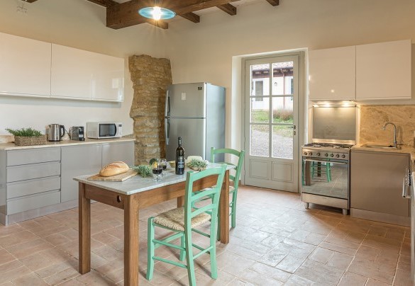 La cucina attrezzata con accesso all’esterno – Il Colle di Donna Ilaria 