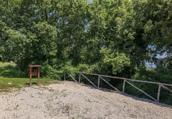 All’ingresso della proprietà è collocata una vasta area destinata a parcheggio in cui è situata una colonnina per la ricarica elettrica delle auto – Il Colle di Donna Ilaria  