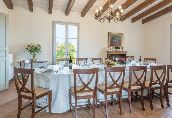 La sala da pranzo collegata alla cucina e al salotto – Il Colle di Donna Ilaria 