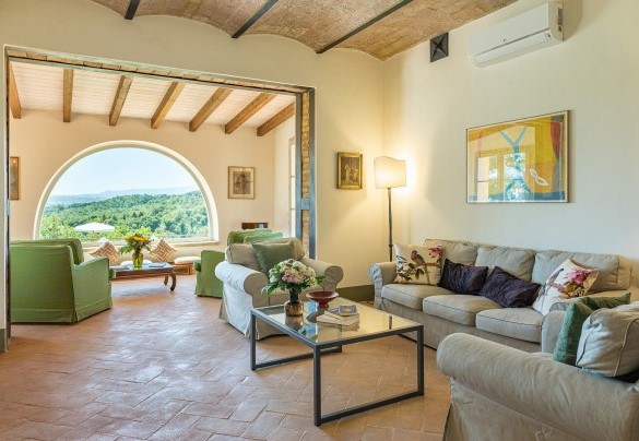 Nel casale principale è dislocato uno splendido salone, caratterizzato dall’originale soffitto con le volte – Il Colle di Donna Ilaria 