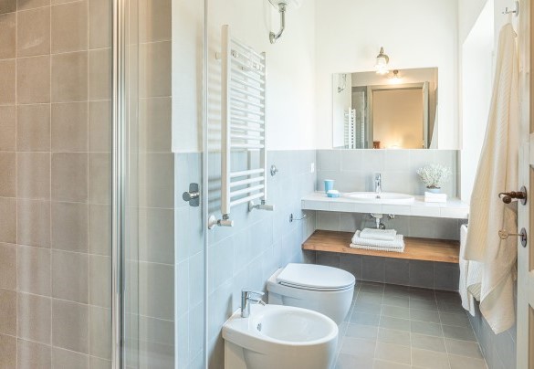 Bagno en-suite con doccia al primo piano – Il Colle di Donna Ilaria 