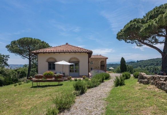 La proprietà è inserita all’interno di un’azienda agricola di vaste dimensioni ma è collocata in posizione totalmente riservata alla fine di un viale privato di campagna – Il Colle di Donna Ilaria  