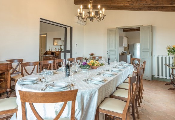 La sala da pranzo collegata alla cucina e al salotto – Il Colle di Donna Ilaria 