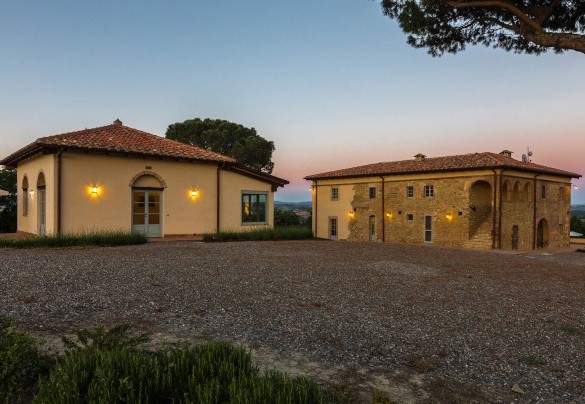 La casa illuminata al crepuscolo – Il Colle di Donna Ilaria 