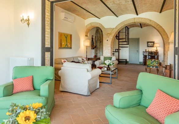 Al piano terra, la zona giorno composta un ampio salotto con caminetto ornamentale, sala da pranzo e spaziosa cucina – Il Colle di Donna Ilaria 