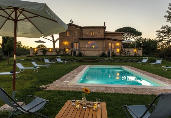 La piscina privata è in posizione super panoramica per ammirare splendidi tramonti – Il Colle di Donna Ilaria  