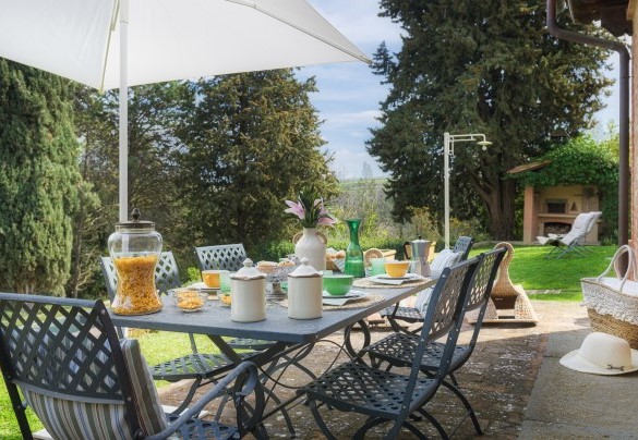 La deliziosa pergola attrezzata per mangiare all'aperto - Il Fienile  