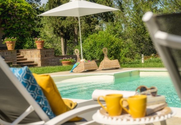 La piscina, posizionata in zona ribassata sul fronte della casa e a pochi metri dall’ingresso - Il Fienile 