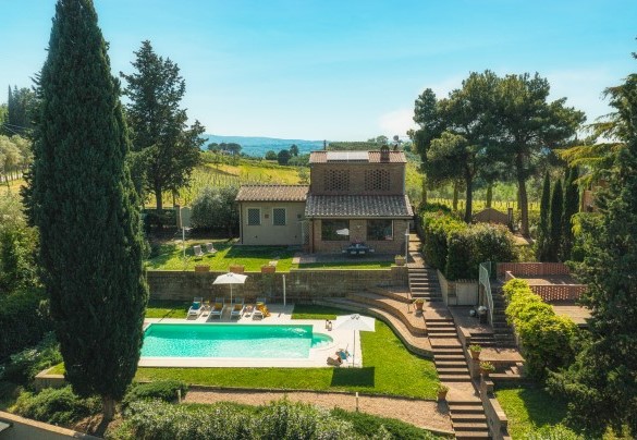 La proprietà è circondata da un giardino di 1500 metri quadrati, completamente recintato - Il Fienile   