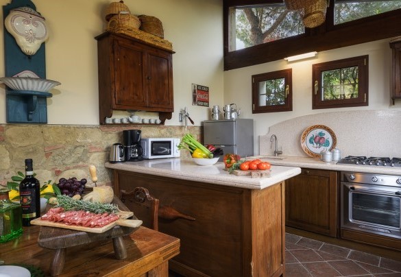 La cucina in muratura ben accessoriata - Il Fienile   