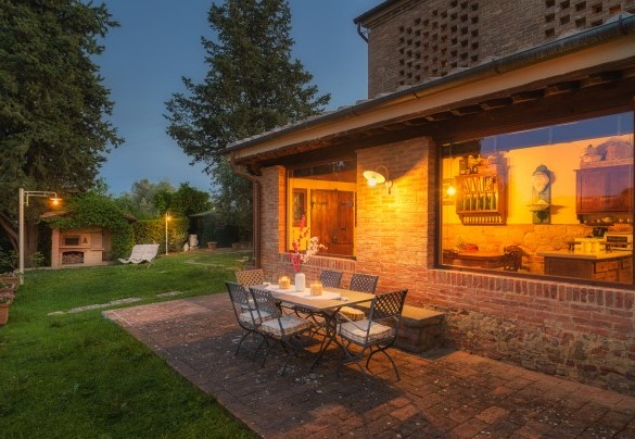 La zona per mangiare all'aperto illuminata - Il Fienile 