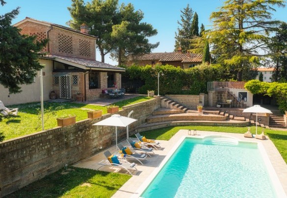 La villa e la piscina abbracciati dalla vegetazione classica toscana - Il Fienile  
